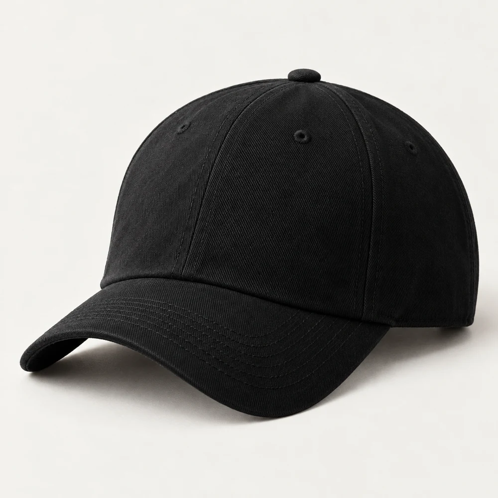 La casquette noire de l’ensemble